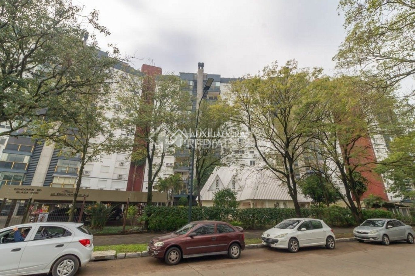 Apartamento à venda desocupado com 3 quartos, 2 banheiros, 1 vaga no Bairro Menino Deus