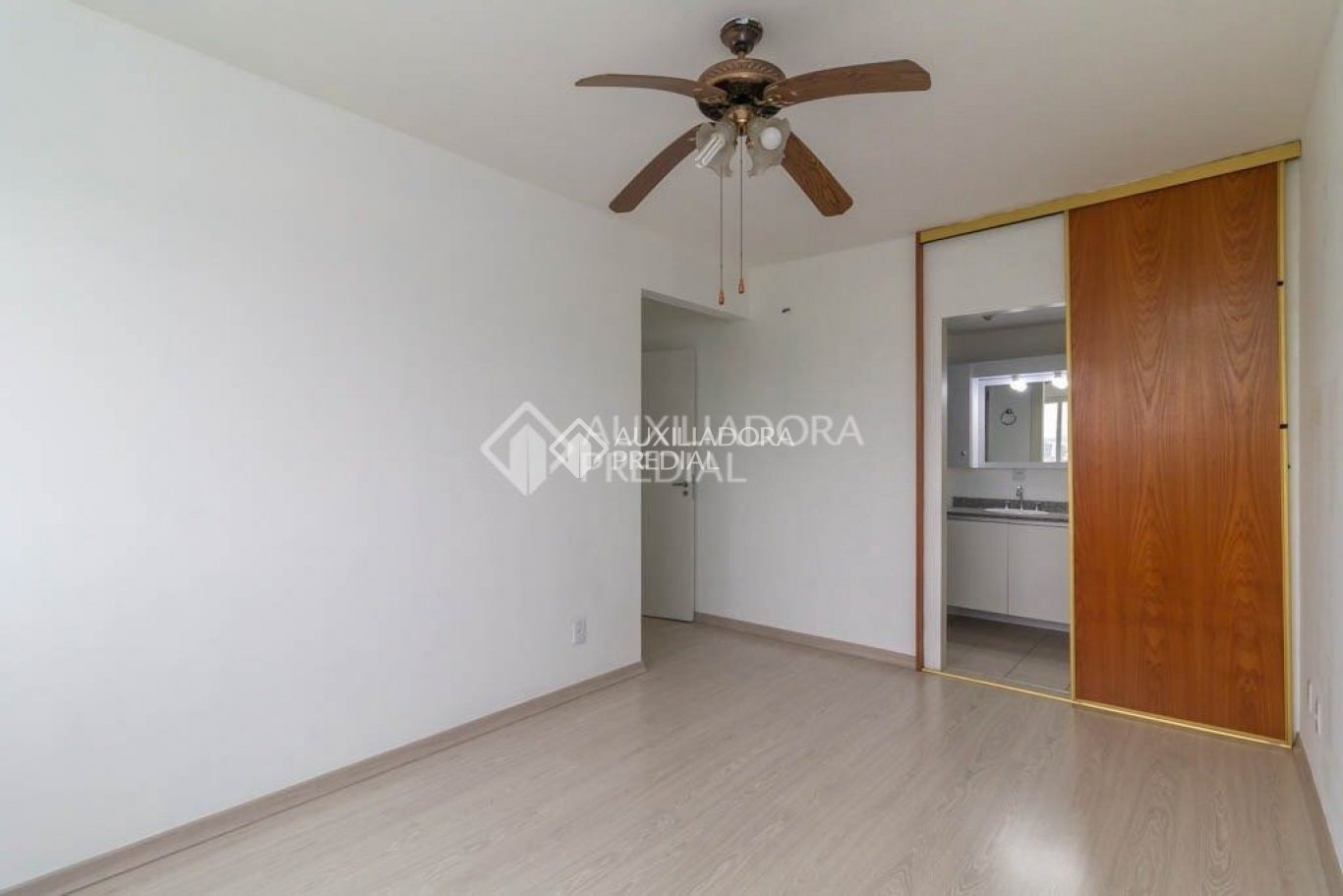 Apartamento à venda desocupado com 3 quartos, 2 banheiros, 1 vaga no Bairro Menino Deus