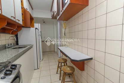 Apartamento à venda desocupado com 3 quartos, 2 banheiros, 1 vaga no Bairro Menino Deus